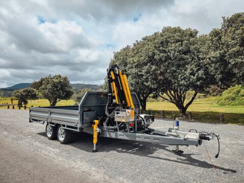 Tandem Axel Flatbed Trailer with Quicklift® 150-3 Crane